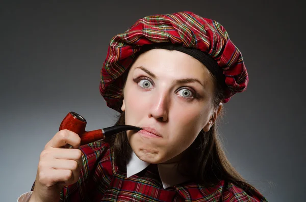 Donna che indossa abiti scozzesi tradizionali — Foto Stock