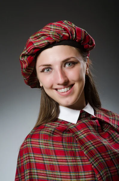 Femme portant des vêtements écossais traditionnels — Photo