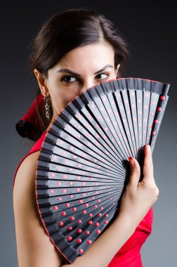 Hayran dansı yapan kadın