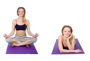 Beyaz üzerinde egzersiz yapan genç bir kadın.