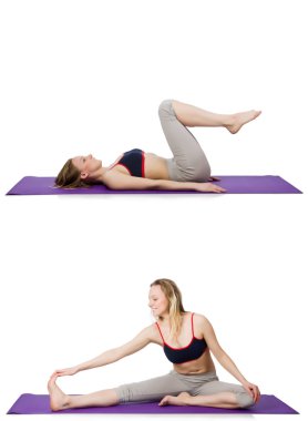 Beyaz üzerinde egzersiz yapan genç bir kadın.