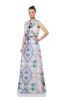 Zarif, uzun elbiseli, beyaz tenli güzel kız.