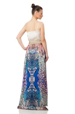 Zarif, uzun elbiseli, beyaz tenli güzel kız.