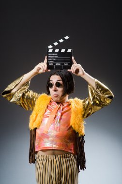 Film kurulu ile genç adam