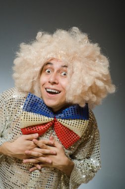 Afro peruklu komik adam.