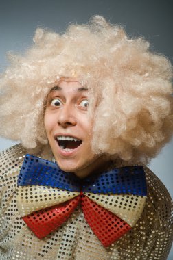 Afro peruklu komik adam.
