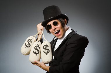 Komik adam Doları çuval ile