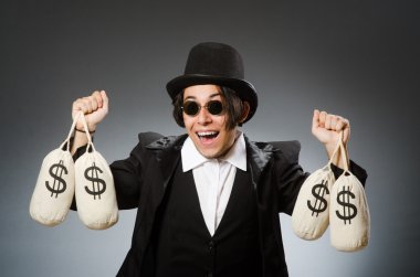 Komik adam Doları çuval ile