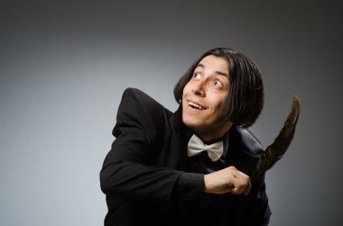 Tüy yazma ile genç adam