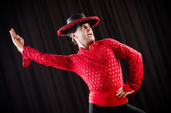 Homem dançando dança espanhola em roupas vermelhas — Fotografia de Stock