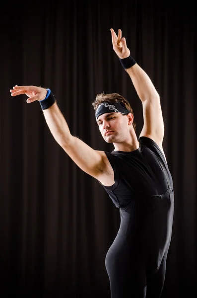 Jongeman training voor balletdansen — Stockfoto