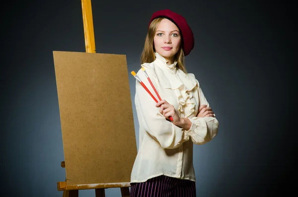 Lustiger Künstler arbeitet im Atelier — Stockfoto