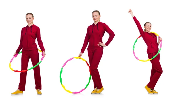 Frau macht Übungen mit Hula-Hoop-Reifen — Stockfoto