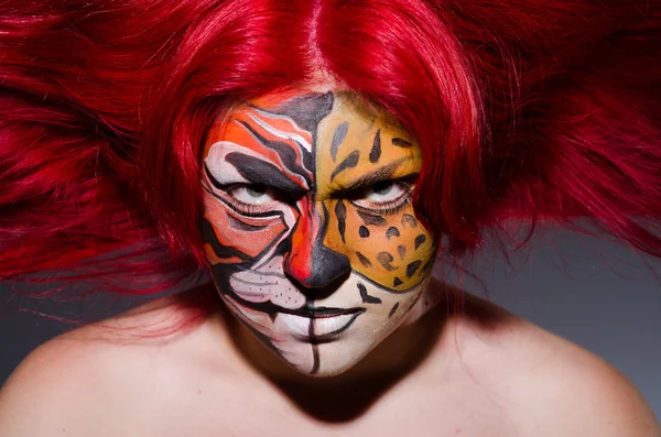 Mulher com cara de tigre no conceito halloween — Fotografia de Stock