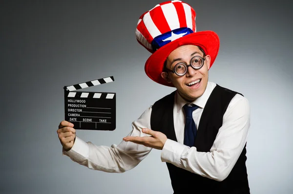 Homme avec chapeau américain et film board — Photo