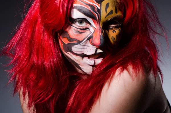 Mulher com cara de tigre no conceito halloween — Fotografia de Stock