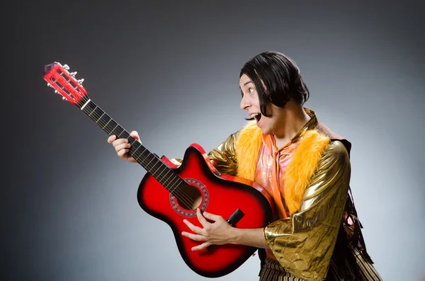 Homme avec guitare dans le concept musical — Photo