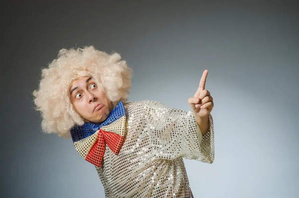 Homme drôle avec perruque afro — Photo