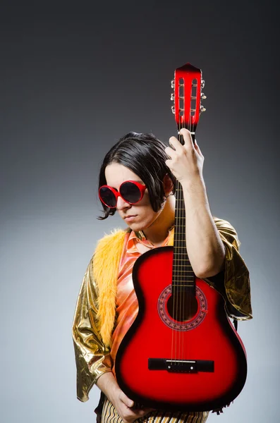 Hombre con guitarra en concepto musical — Foto de Stock