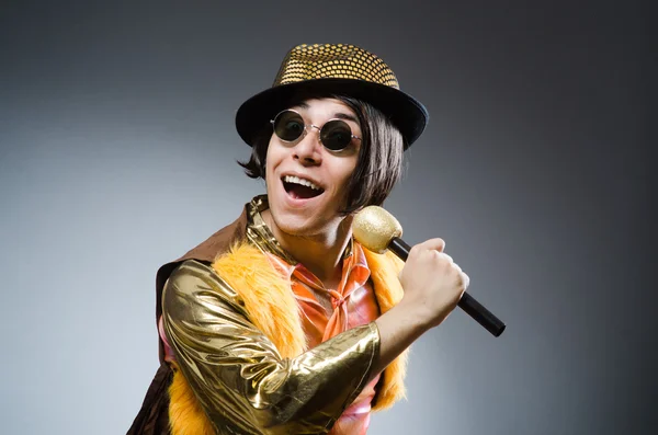 Joven cantando en el club de karaoke — Foto de Stock