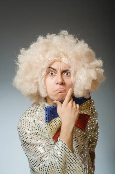 Homme drôle avec perruque afro — Photo