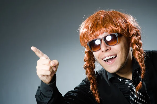 Homem engraçado com peruca cabelo vermelho — Fotografia de Stock