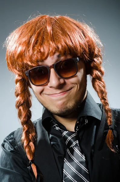 Uomo divertente con parrucca capelli rossi — Foto Stock