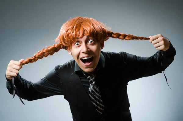 Homem engraçado com peruca cabelo vermelho — Fotografia de Stock