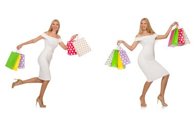 Alışveriş torbaları olan kadın beyazda yalnız.