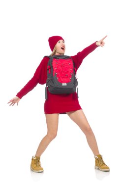 Kırmızı elbiseli güzel bir kız ve beyaz bir sırt çantası.