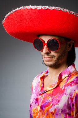 Genç Meksikalı adam sombrero giyiyor.