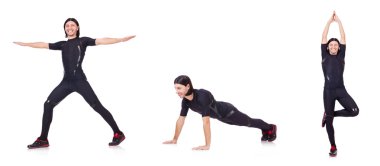 Genç adam beyazlar üzerinde alıştırma yapıyor.