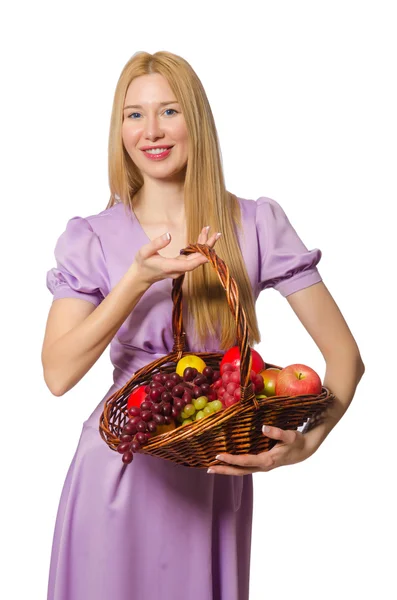 Ξανθιά γυναίκα που κρατά καλάθι με φρούτα που απομονώνονται σε λευκό — Φωτογραφία Αρχείου