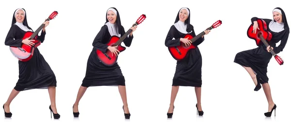 Rahibe beyaz izole gitar ile — Stok fotoğraf