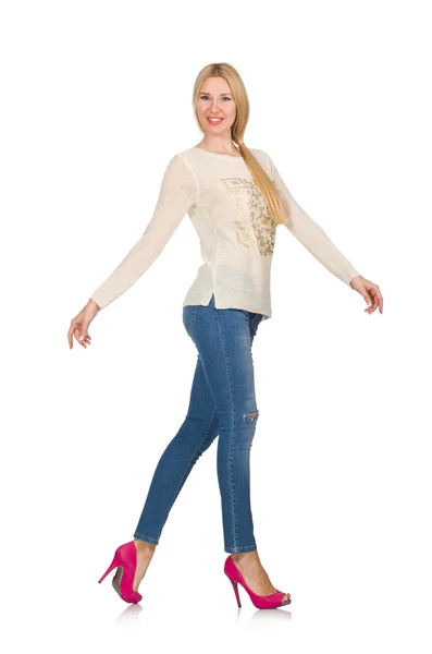 Blondynka włosy kobieta pozowanie w niebieski dżinsy izolowane na biały — Zdjęcie stockowe