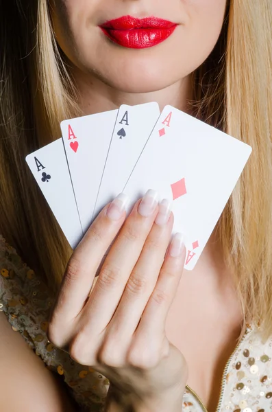 Mladá žena v herně koncept hazardních her — Stock fotografie