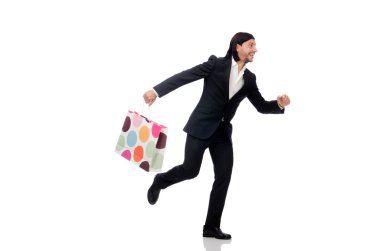 Siyah takım elbiseli adam plastik torbaları beyaza sardı.