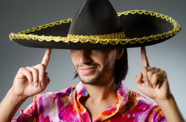 Genç Meksikalı adam sombrero giyiyor.