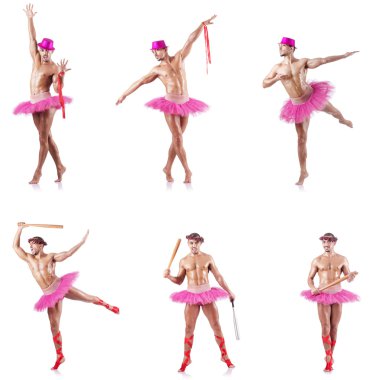 Beyaz bale eteği giyen adam izole edilmiş.