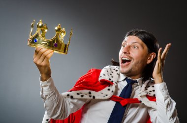 Kraliyet konseptinde genç kral işadamı