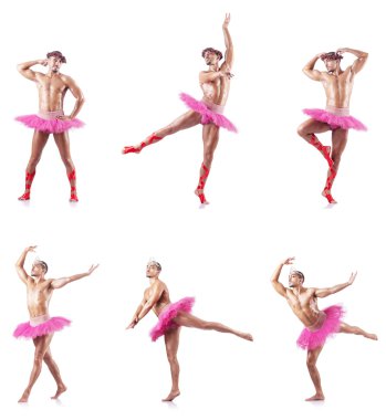 Beyaz bale eteği giyen adam izole edilmiş.