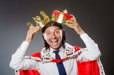 Kraliyet konseptinde genç kral işadamı