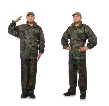 Asker üniformalı genç adam, beyazlar içinde.