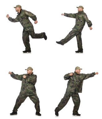 Asker üniformalı genç adam, beyazlar içinde.