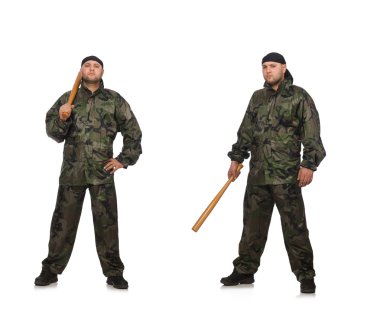 Keskin nişancı tüfekli asker beyazda izole edilmiş.