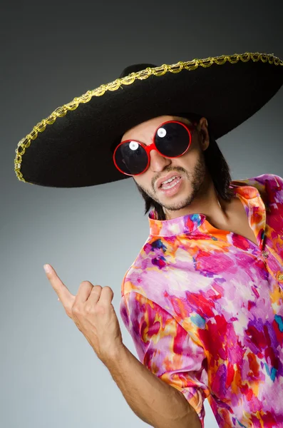 Mladý mexický muž na sobě sombrero — Stock fotografie