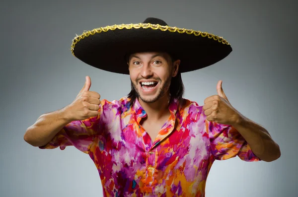Молодий мексиканський чоловік у сомбреро — стокове фото