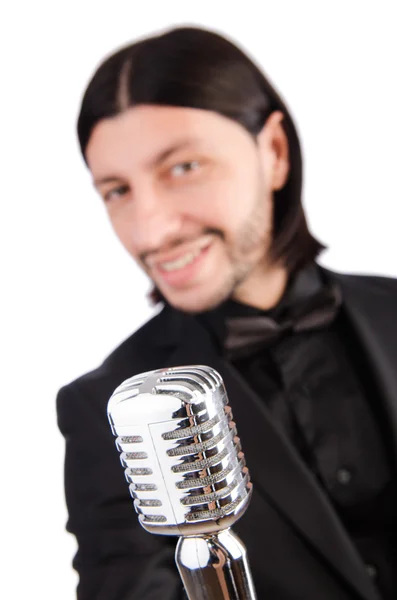 Un uomo che canta nel club del karaoke — Foto Stock