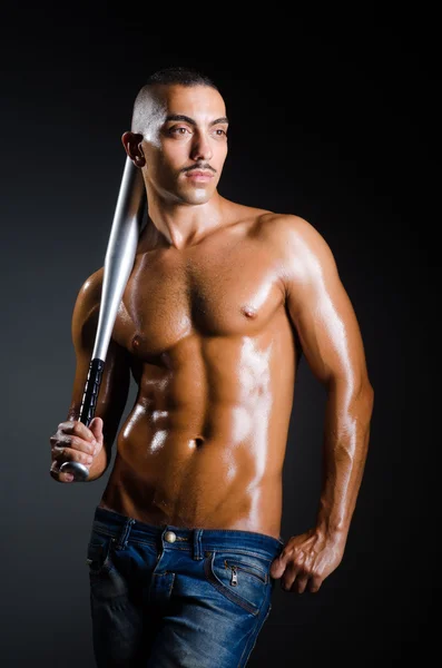 Homem rasgado com bastão de beisebol — Fotografia de Stock
