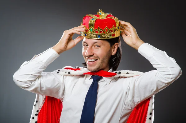 Молодой король-бизнесмен в королевской концепции — стоковое фото